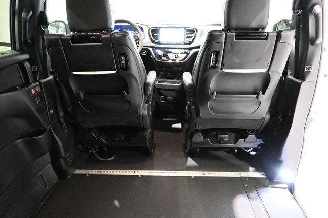 2024 Chrysler Pacifica Touring L FWD - 23009989 - 19