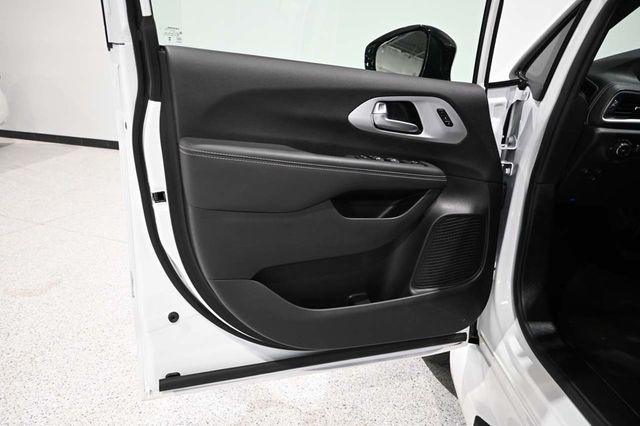 2024 Chrysler Pacifica Touring L FWD - 23009989 - 31