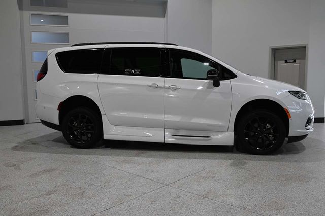 2024 Chrysler Pacifica Touring L FWD - 23009989 - 4