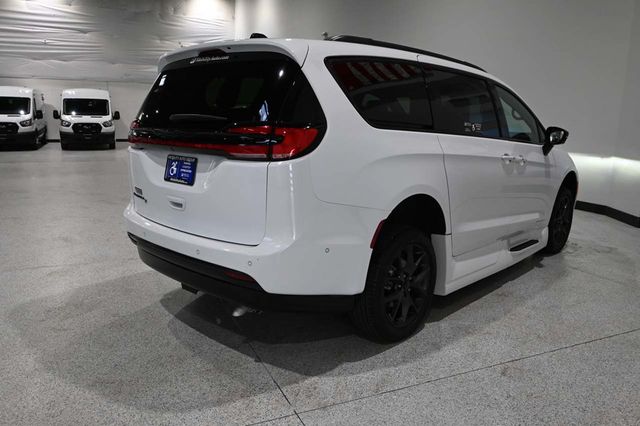 2024 Chrysler Pacifica Touring L FWD - 23009989 - 5