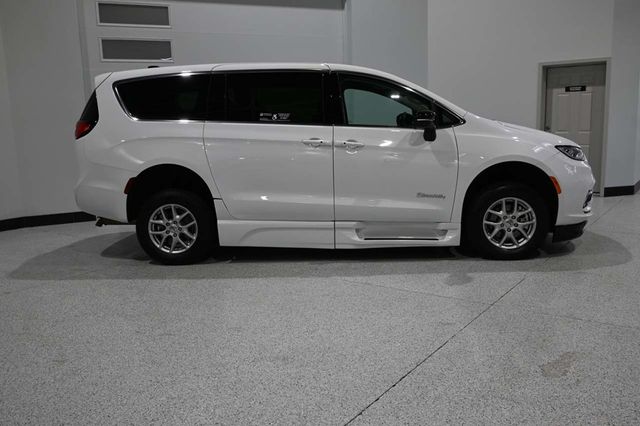 2024 Chrysler Pacifica Touring L FWD - 23024636 - 4