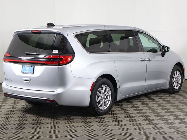 2024 Chrysler Pacifica Touring L FWD - 23036976 - 10