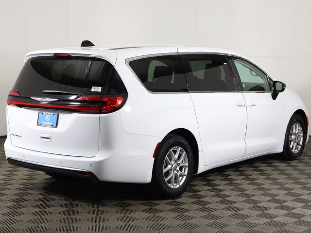 2024 Chrysler Pacifica Touring L FWD - 23069511 - 10