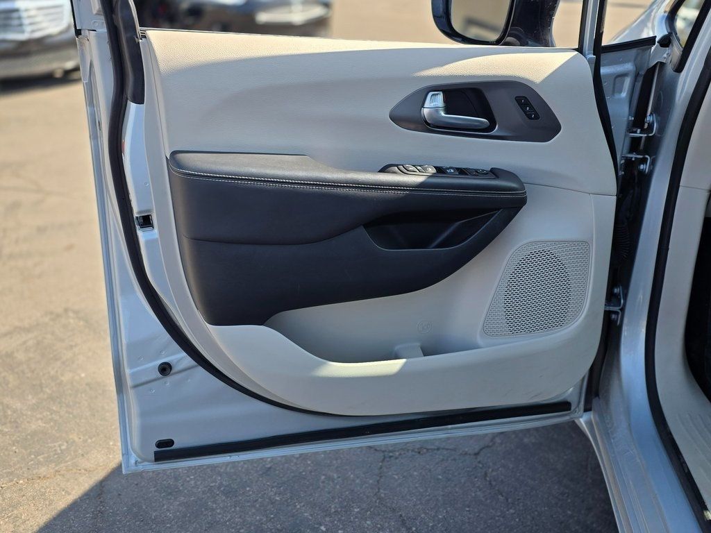 2024 Chrysler Pacifica Touring L FWD - 22979885 - 18