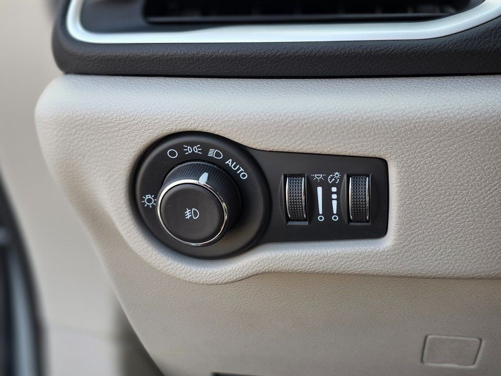 2024 Chrysler Pacifica Touring L FWD - 22979885 - 38