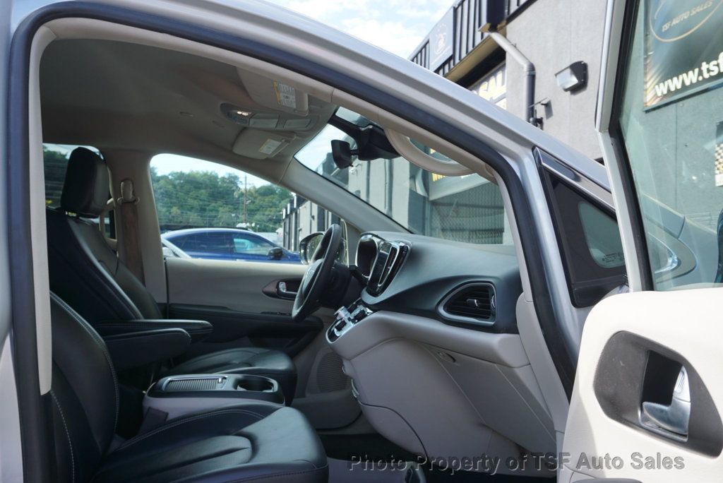 2024 Chrysler Pacifica Touring L photo 6