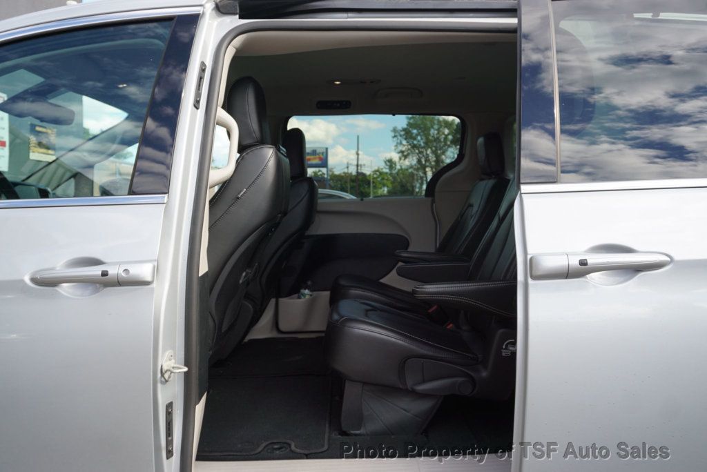2024 Chrysler Pacifica Touring L photo 7