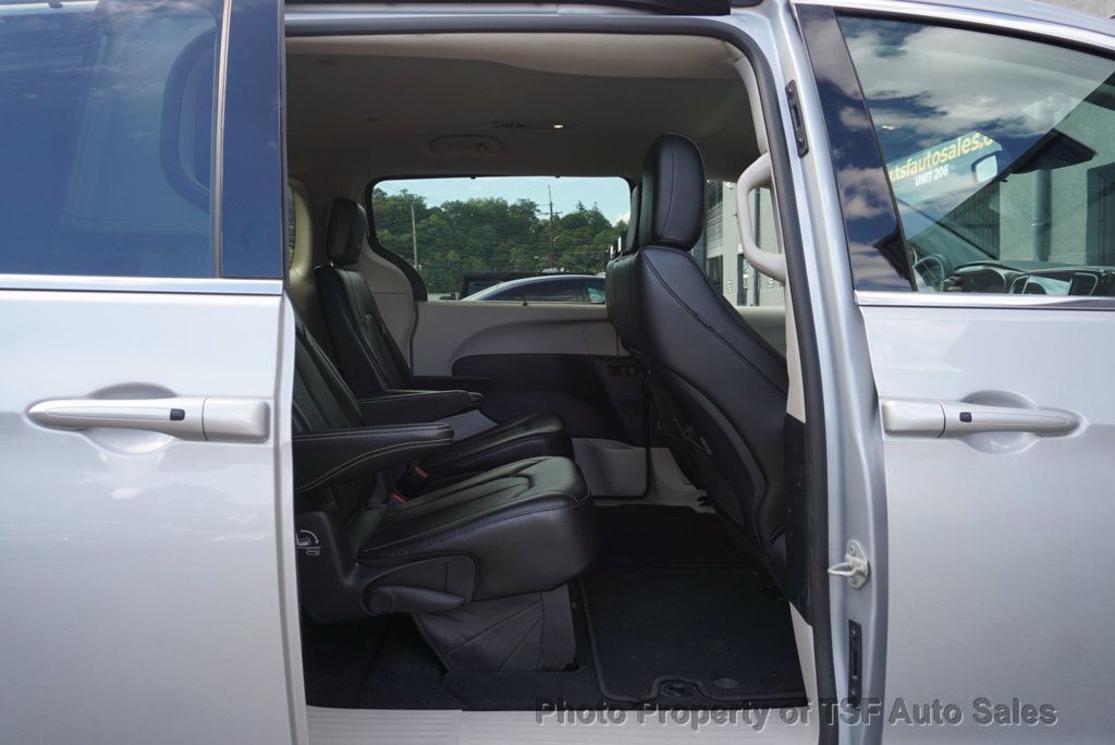 2024 Chrysler Pacifica Touring L photo 8