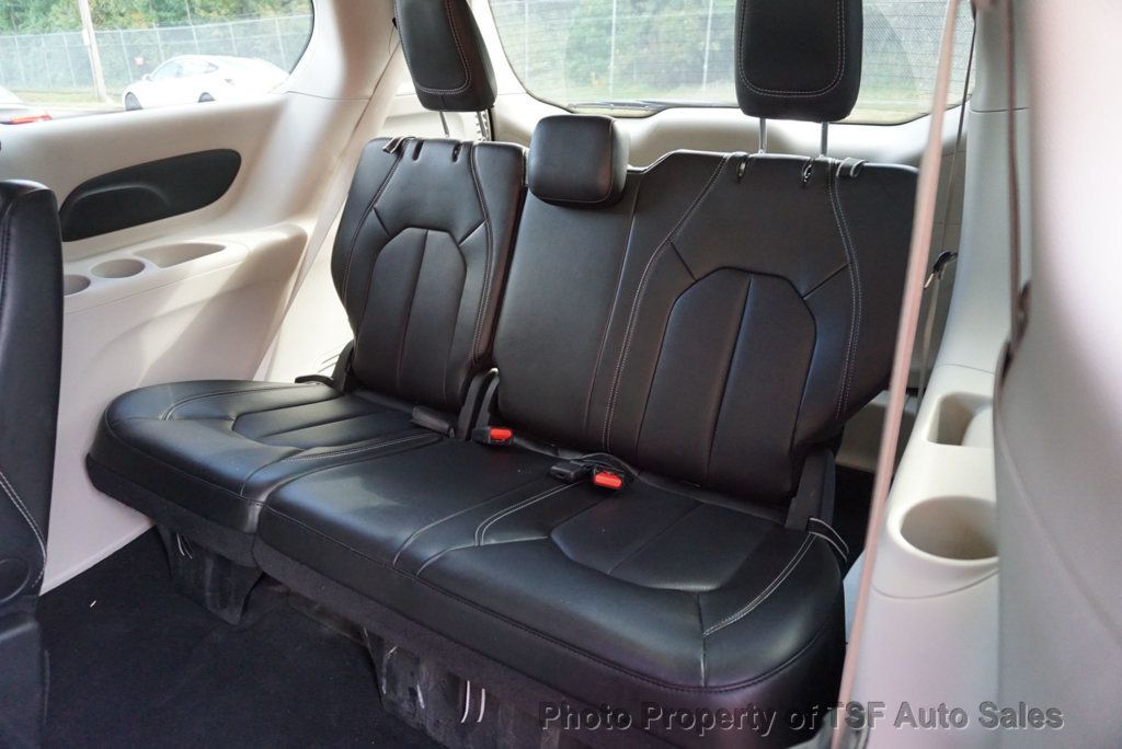 2024 Chrysler Pacifica Touring L photo 9