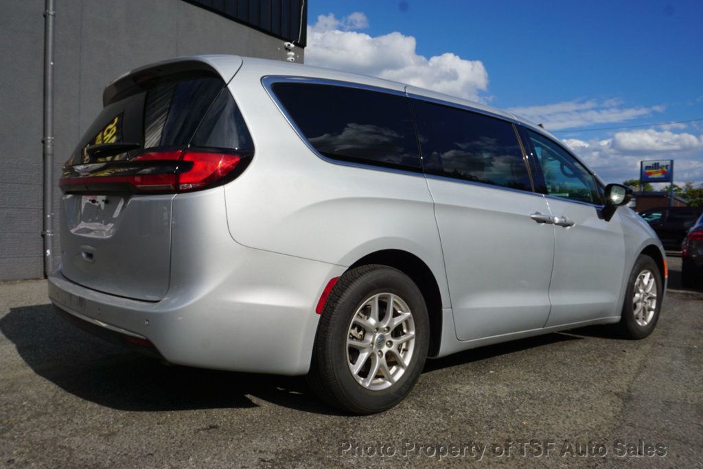 2024 Chrysler Pacifica Touring L photo 2