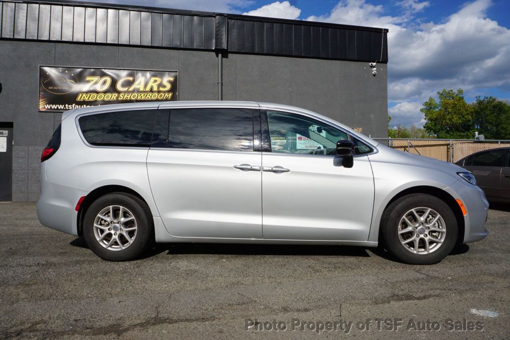 2024 Chrysler Pacifica Touring L photo 3