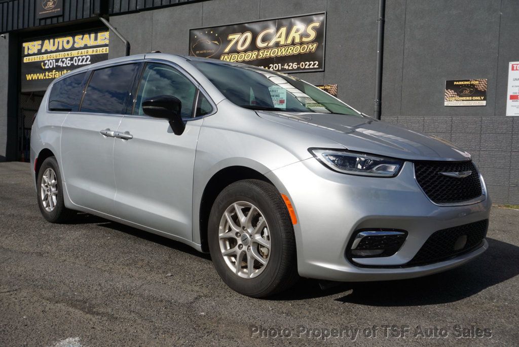 2024 Chrysler Pacifica Touring L photo 4
