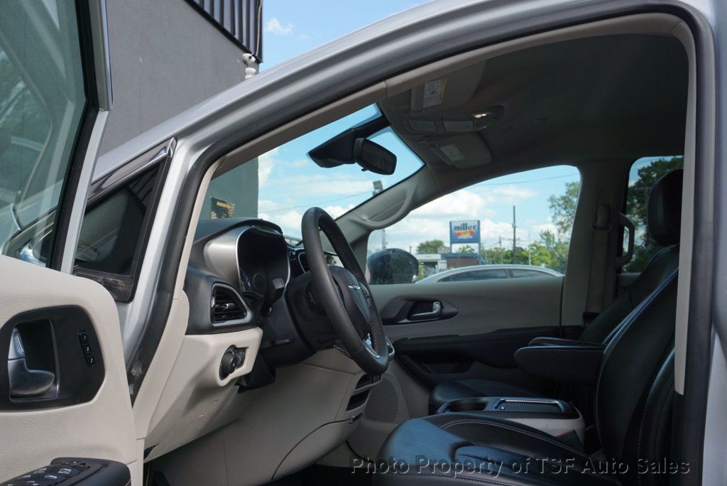 2024 Chrysler Pacifica Touring L photo 5