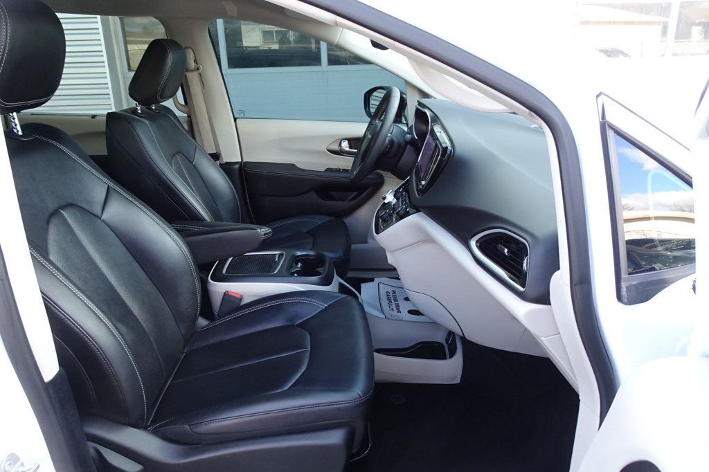 2024 Chrysler Pacifica Touring L photo 11
