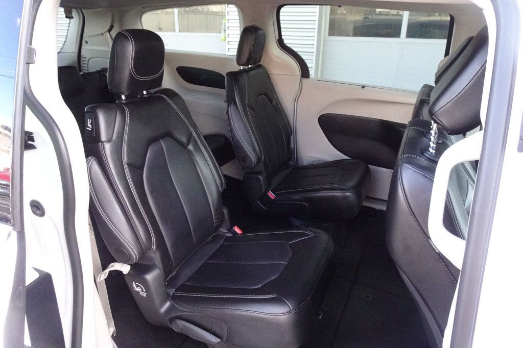 2024 Chrysler Pacifica Touring L photo 12
