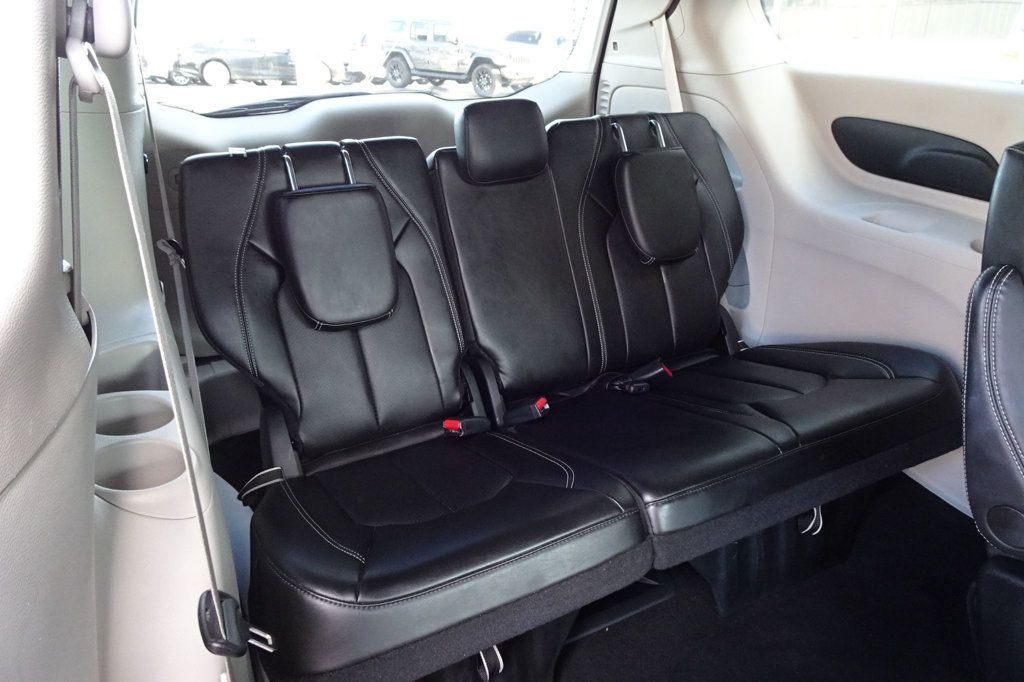 2024 Chrysler Pacifica Touring L photo 13