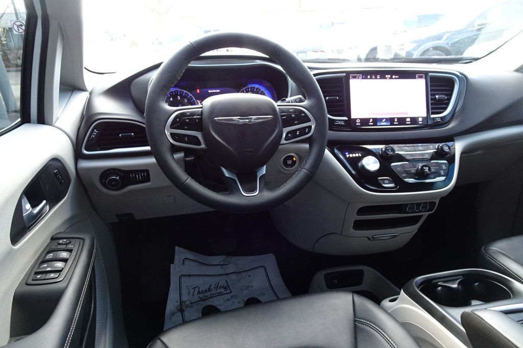 2024 Chrysler Pacifica Touring L photo 16