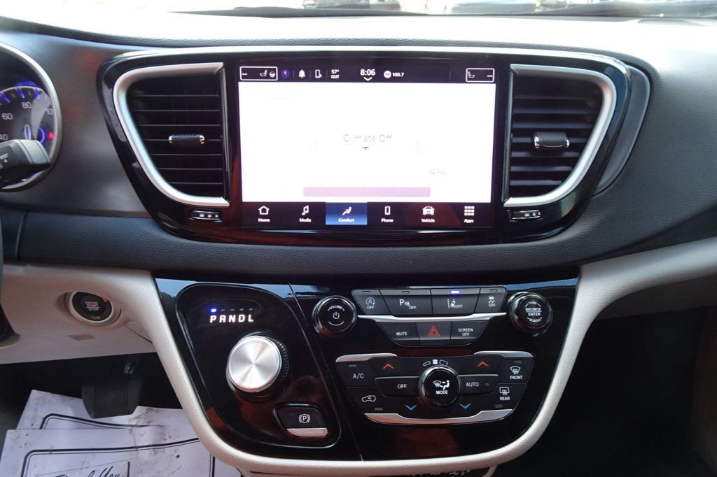 2024 Chrysler Pacifica Touring L photo 17