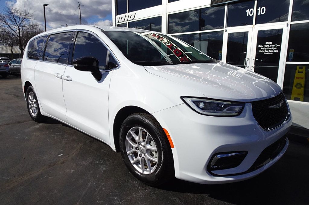 2024 Chrysler Pacifica Touring L photo 2