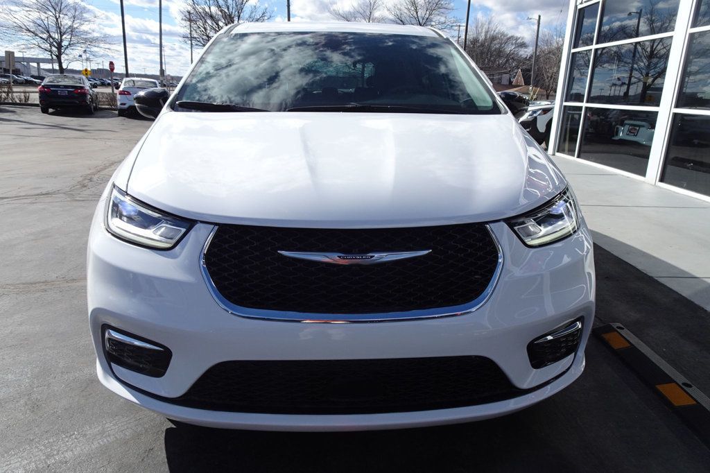 2024 Chrysler Pacifica Touring L photo 3
