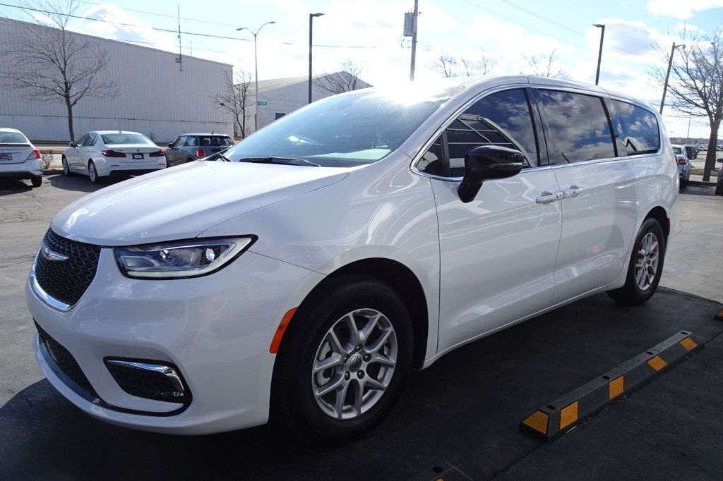 2024 Chrysler Pacifica Touring L photo 4