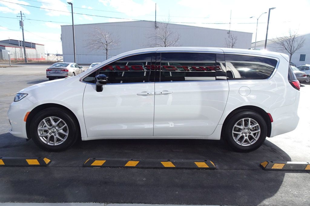2024 Chrysler Pacifica Touring L photo 5