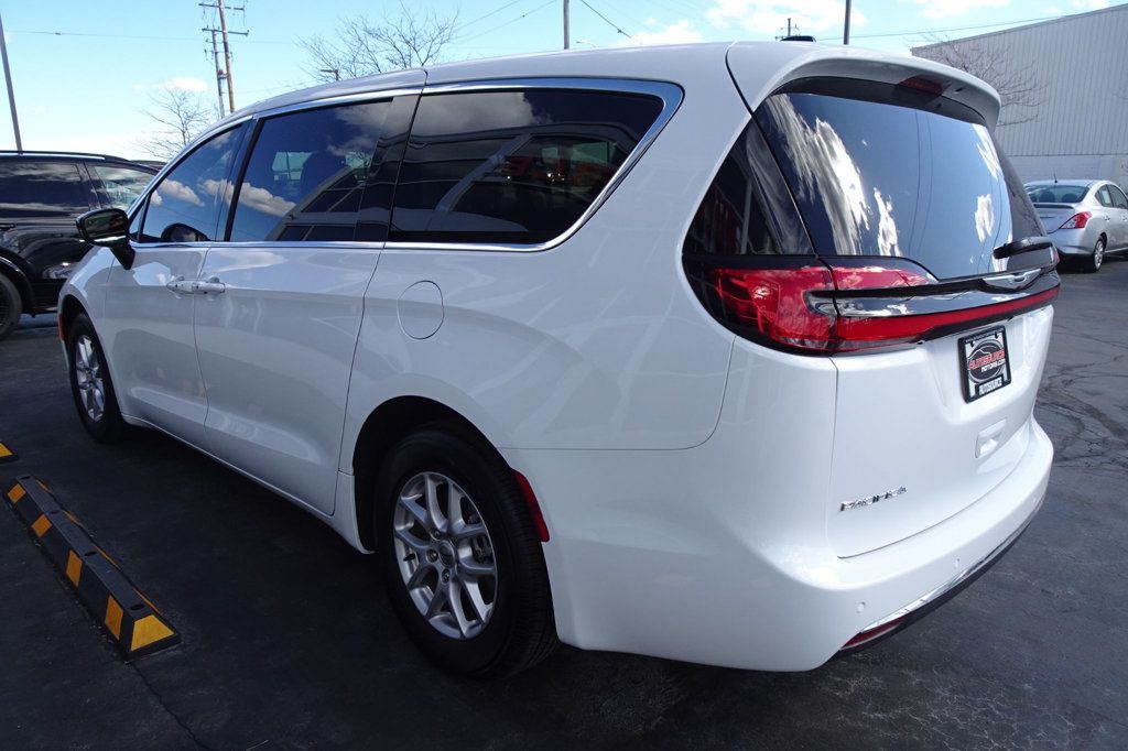 2024 Chrysler Pacifica Touring L photo 6