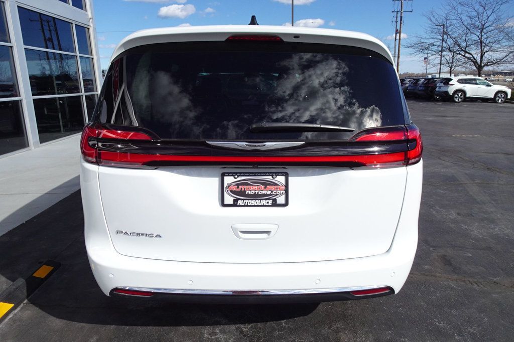 2024 Chrysler Pacifica Touring L photo 7