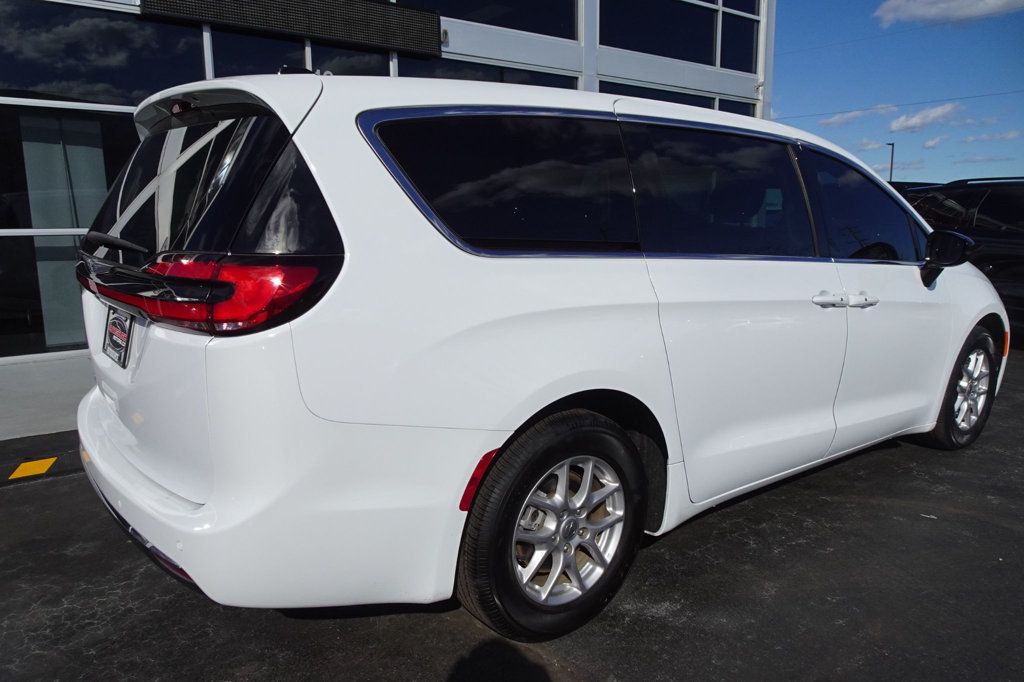 2024 Chrysler Pacifica Touring L photo 8