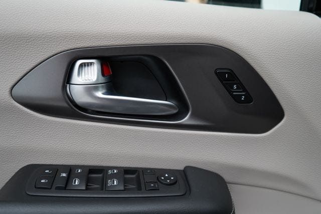 2024 Chrysler Pacifica Plug-In Hybrid Select - 23077715 - 9