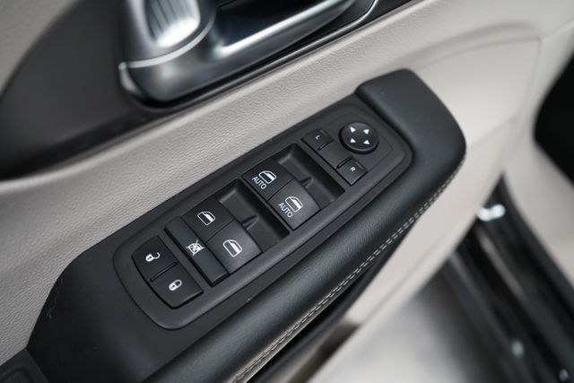 2024 Chrysler Pacifica Plug-In Hybrid Select - 23077715 - 10