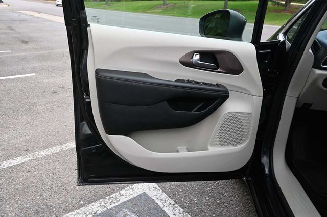 2024 Chrysler Voyager LX Mobility Handicap Van - 22909620 - 25
