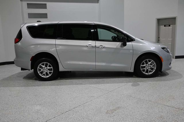 2024 Chrysler Voyager LX Mobility Handicap Van - 23022812 - 4