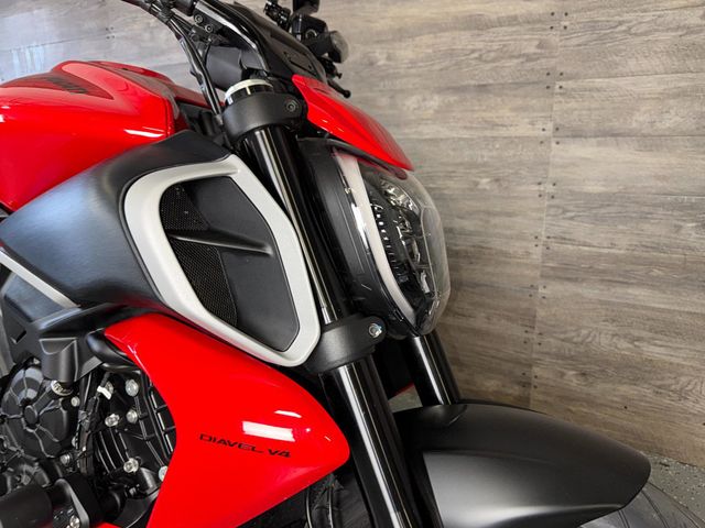 2024 Ducati Diavel V4 SUPER CLEAN! - 22994293 - 4