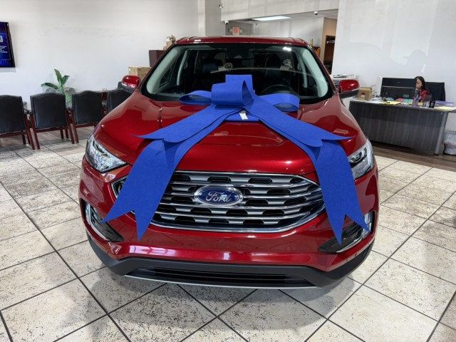 2024 Ford Edge Titanium photo 2