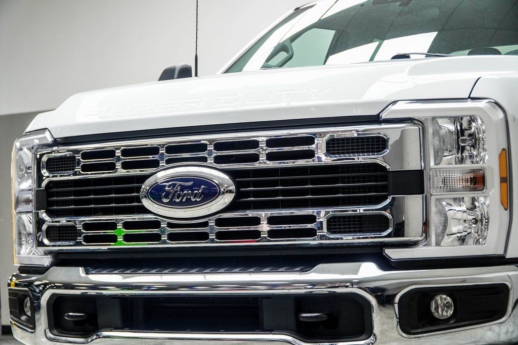 2024 Ford F-350 XLT photo 2