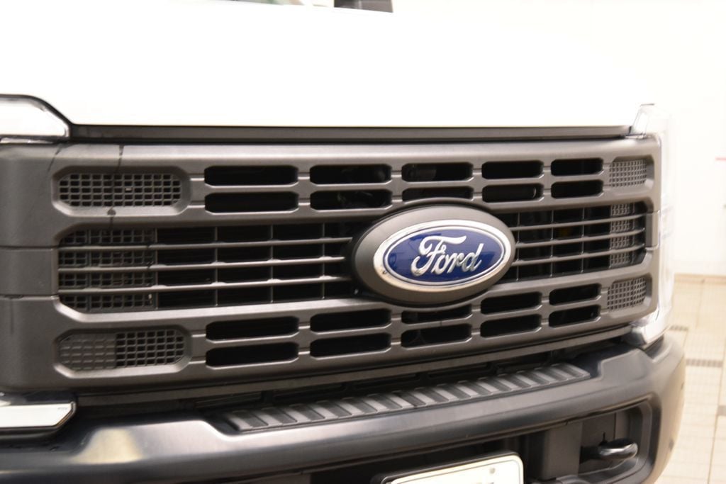 2024 Ford Super Duty F-450 DRW Cab-Chassis F450 SUPERCAB 4X4 * POWERSTROKE * CONCRETE BODY * LIKE NEW! - 23032709 - 4