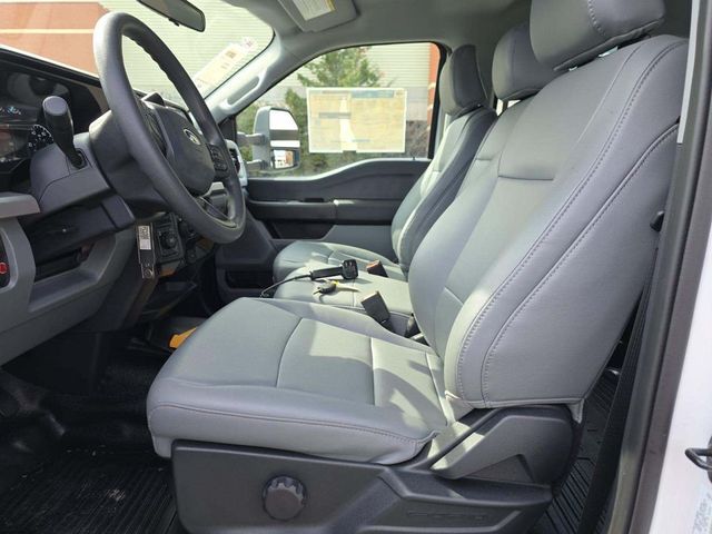 2024 Ford Super Duty F-450 DRW Cab-Chassis XL - 23008241 - 2