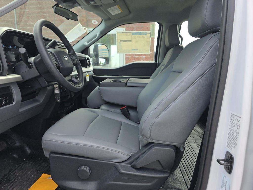 2024 Ford Super Duty F-550 DRW XL - 23040132 - 3