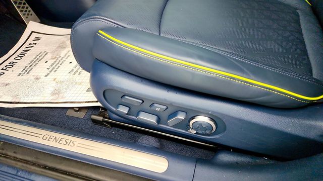 2024 Genesis GV60 Performance AWD w/ Dual Motors & Advanced Driver Assistance - 22993464 - 11