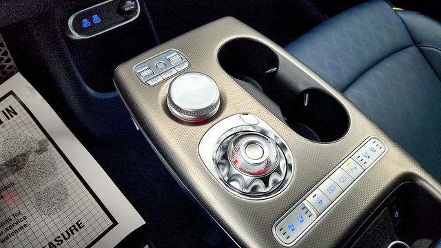 2024 Genesis GV60 Performance AWD w/ Dual Motors & Advanced Driver Assistance - 22993464 - 16