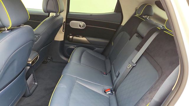 2024 Genesis GV60 Performance AWD w/ Dual Motors & Advanced Driver Assistance - 22993464 - 21