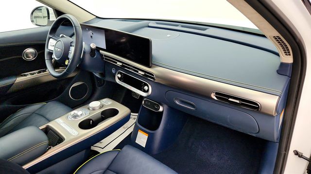 2024 Genesis GV60 Performance AWD w/ Dual Motors & Advanced Driver Assistance - 22993464 - 25