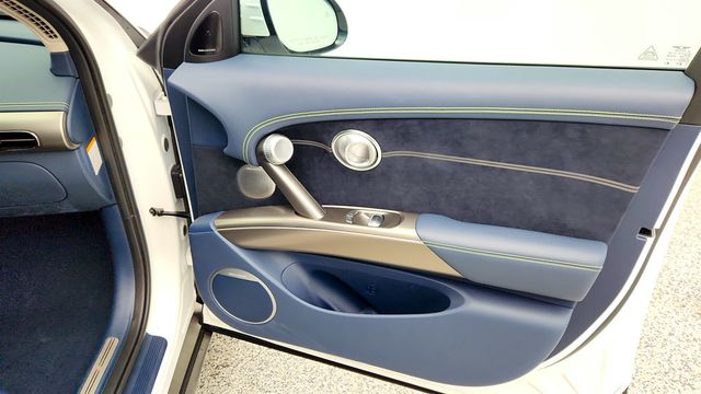 2024 Genesis GV60 Performance AWD w/ Dual Motors & Advanced Driver Assistance - 22993464 - 26