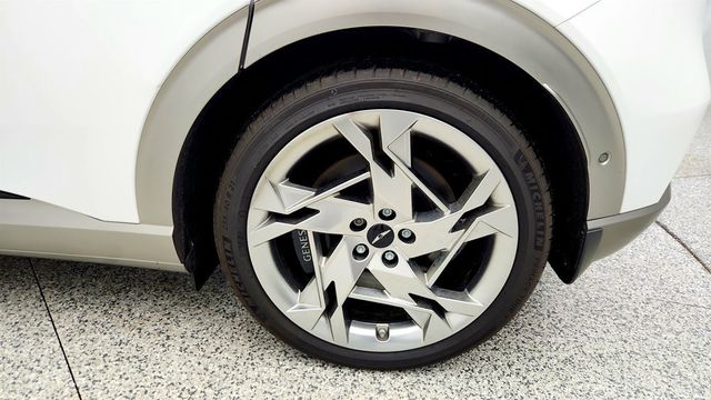 2024 Genesis GV60 Performance AWD w/ Dual Motors & Advanced Driver Assistance - 22993464 - 8