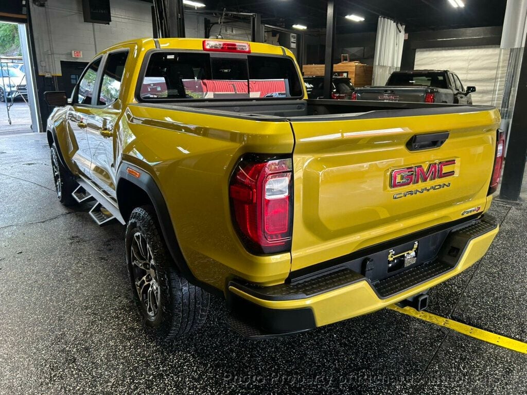 2024 GMC Canyon 4WD Crew Cab AT4 - 23045471 - 3