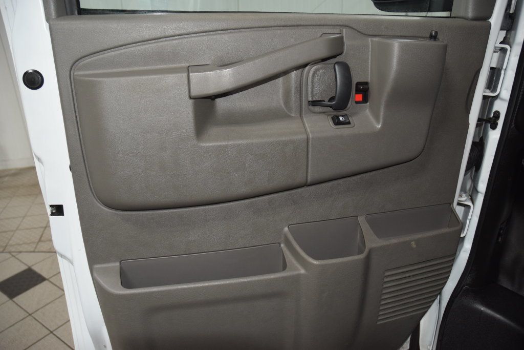 2024 GMC Savana Cargo Van SAVANA 2500 CARGO * 6.6 V8 * BIN PKG * 1 OWNER * LIKE NEW - 23085460 - 31