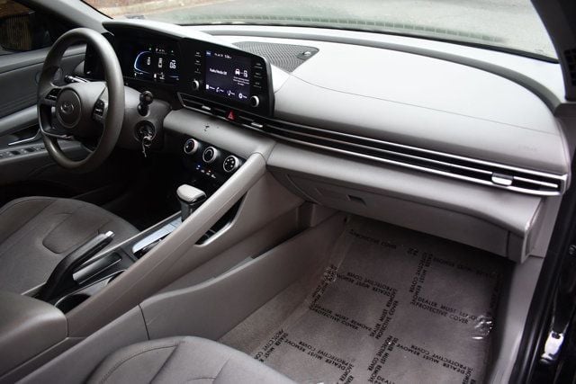 2024 Hyundai Elantra SE IVT - 23043117 - 32