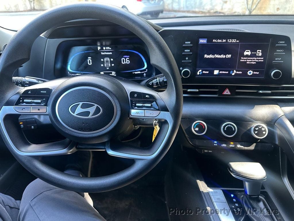 2024 Hyundai Elantra SE IVT - 22936563 - 19