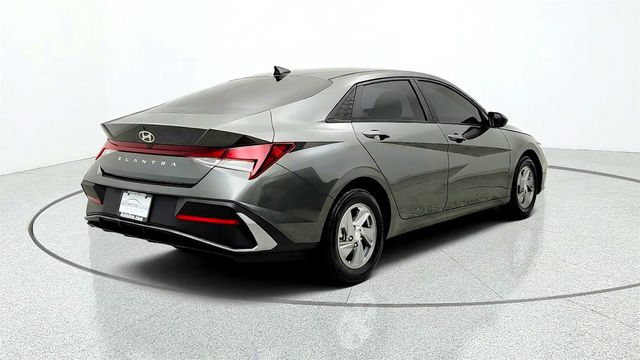2024 Hyundai Elantra SE IVT - 23071571 - 4
